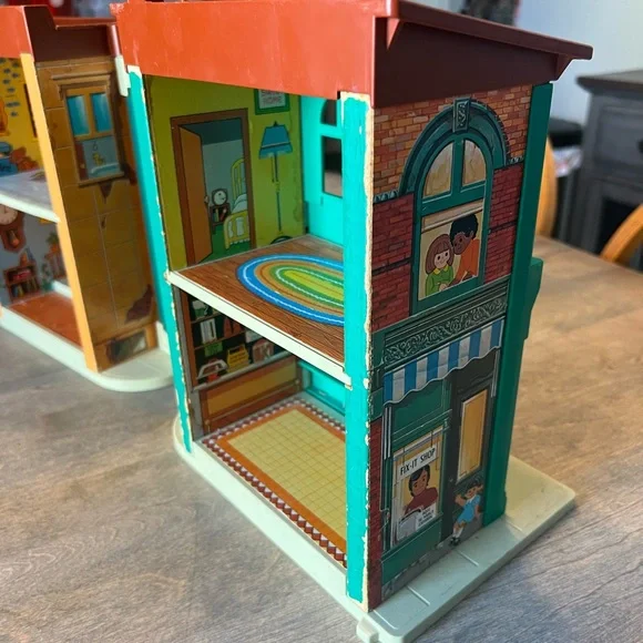 Vintage 1974 Fisher-Price Sesame Street clubhouse with figurines. - Picture 12 of 16